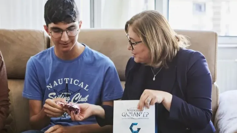 Fatma Şahin'den LGS'de tam puan alan öğrencilere altın