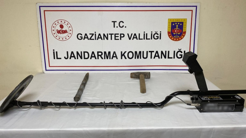 İZİNSİZ KAZI YAPAN 2 ŞÜPHELİYE JANDARMADAN SUÇÜSTÜ