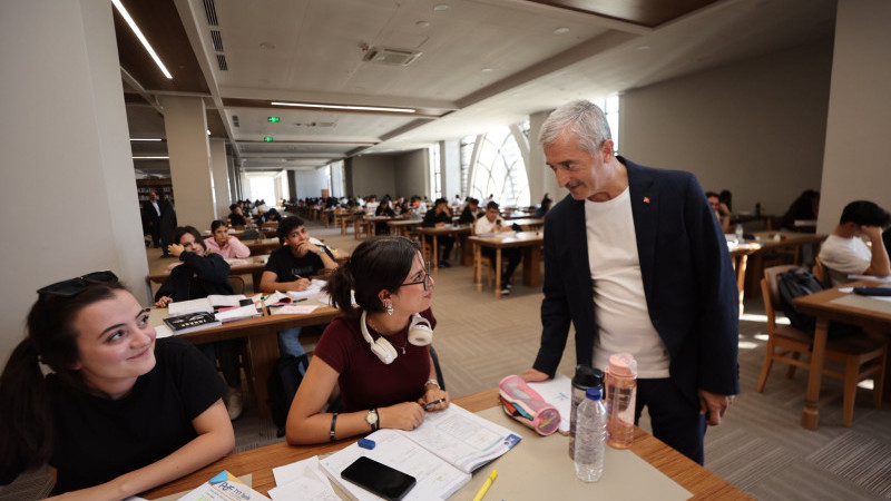 BAŞKAN TAHMAZOĞLU, ŞAHİNBEY MİLLET KÜTÜPHANESİ’NDE ÖĞRENCİLERİ ZİYARET ETTİ