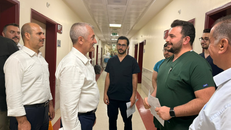 BAŞKAN TAHMAZOĞLU’NDAN HASTALARA MORAL, SAĞLIK ÇALIŞANLARINA DESTEK ZİYARETİ